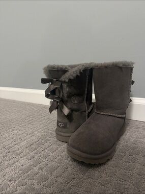 UGG Bailey Bow Short Boots in Charcoal